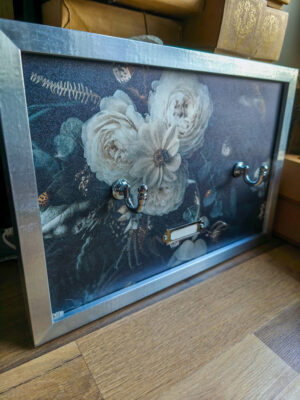 Srebrna ramka z florystycznym tłem – ekspozytor na różdżkę (format A4)