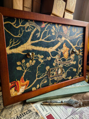 Brązowa ramka na różdżkę z tapetą rodziny Black wykonana z drewna sosnowego