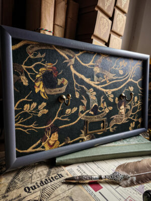 Ramka na różdżkę w siwym kolorze z tapetą rodziny Black i Bellatrix